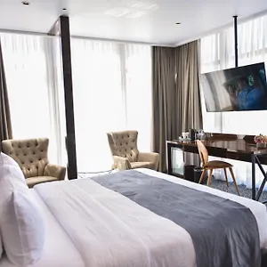 Monarch Otel